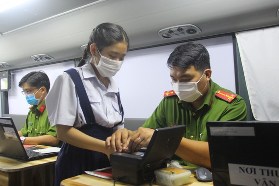 Cao điểm cấp căn cước công dân gắn chip đợt 3 tại TP Hồ Chí Minh - Ảnh 1. Cao điểm cấp căn cước công dân gắn chip đợt 3 tại TP Hồ Chí Minh - Ảnh 1.