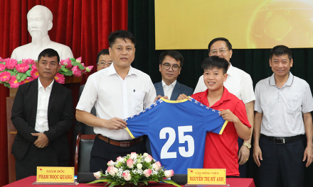Mỹ Anh ký hợp đồng với CLB Thái Nguyên T&T sáng 27/5.