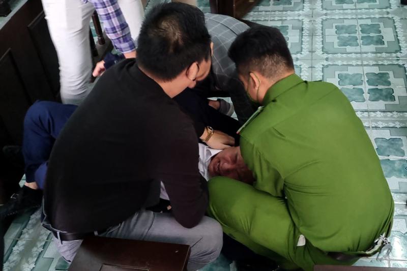 Ông Võ Văn Cường bị bất tỉnh sau khi uống thuốc diệt côn trùng ngay tại toà, trưa ngày 8/12/2021. Ảnh: Ngọc Bảo