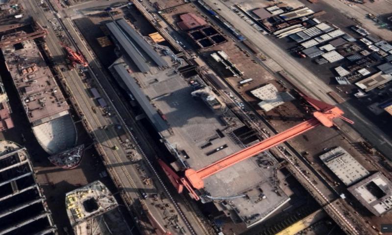 Tàu sân bay Type-003 với mái che trên ba cụm máy phóng trong ảnh vệ tinh cuối tháng 3. Ảnh: Google Earth.