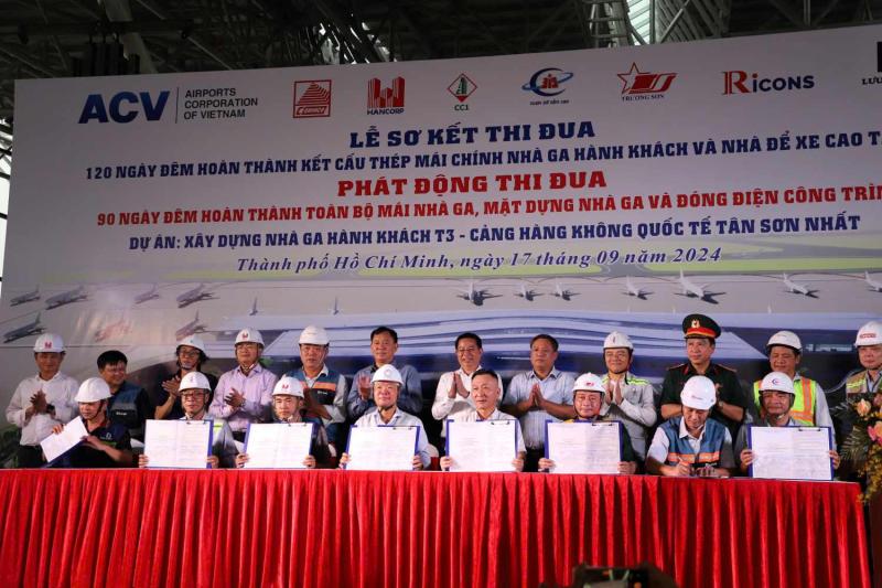 Phát động thi đua đẩy nhanh hoàn thành nhà ga T3 Tân Sơn Nhất. Ảnh: Minh Quân