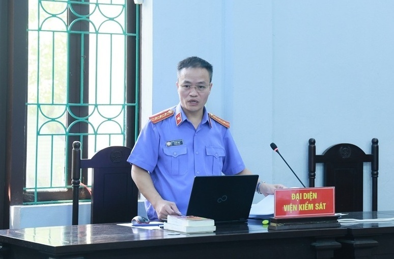 Đại diện VKSND tỉnh Hưng Yên công bố quyết định thay đổi quyết định kháng nghị, đề nghị miễn trách nhiệm hình sự đối với bị cáo theo quy định của pháp luật. (Ảnh: Bảo vệ pháp luật)