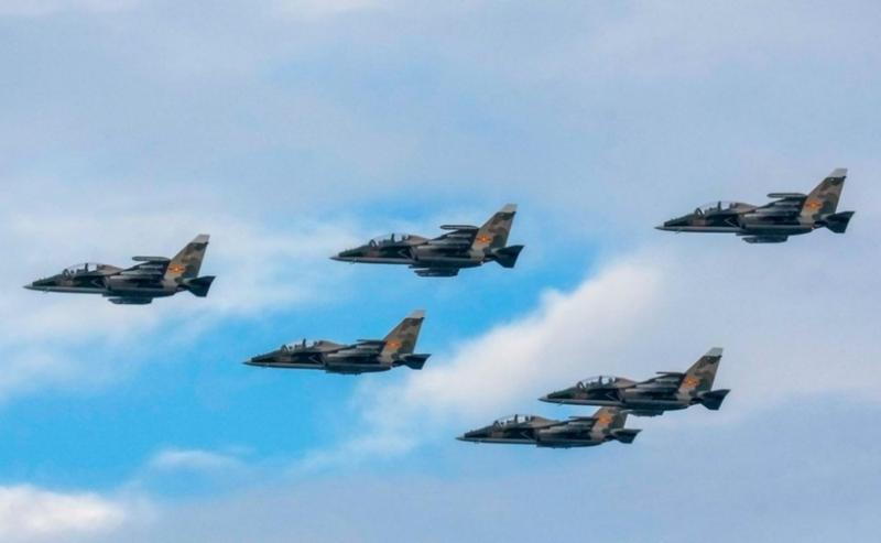 Ngay sau đó, đội hình 6 máy bay huấn luyện kiêm chiến đấu Yak-130 xếp thành hình tam giác đều bay qua bầu trời Hà Nội.
