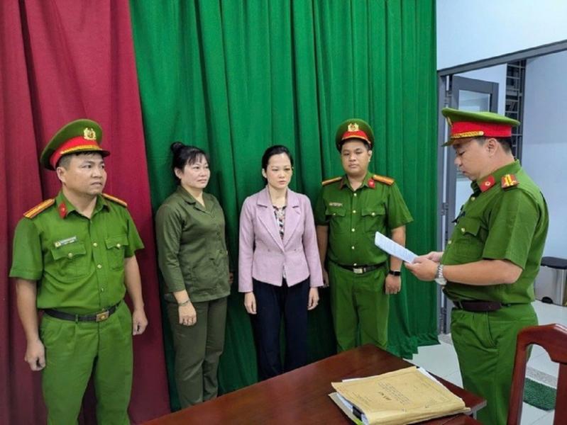 Nguyễn Thị Tuyết Chinh (áo hồng) tại cơ quan công an. Ảnh: Người lao động
