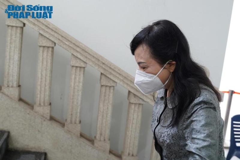 Cựu Bộ trưởng Bộ Y tế Nguyễn Thị Kim Tiến đến phiên tòa