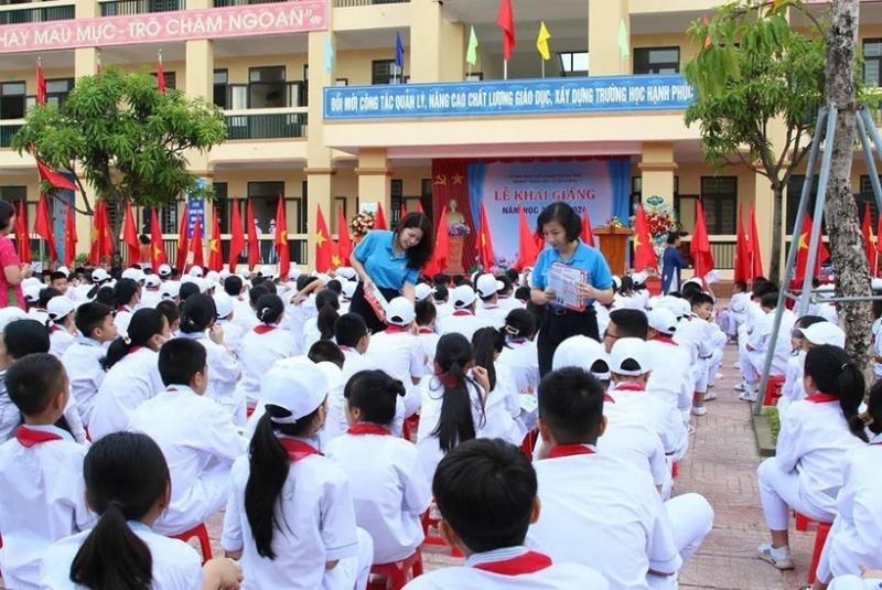 Theo quy định của Sở GD&ĐT TP.HCM, 9 khoản tiền phụ huynh phải đóng hàng tháng trong năm học mới 2025-2026, khoản cao nhất 550.000 đồng/tháng. Ảnh minh họa