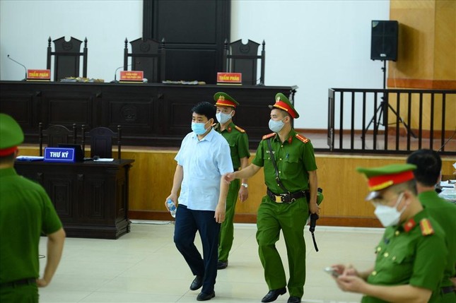 ong nguyen duc chung nop benh an va 85 bang khen giay khen den phien toa phuc tham ong nguyen duc chung nop benh an va 85 bang khen giay khen den phien toa phuc tham