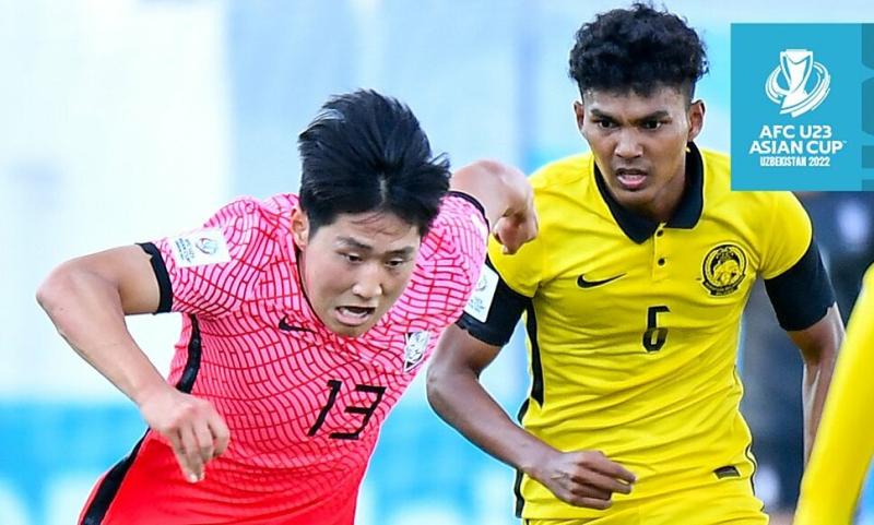 Lee Kang-in (số 13) vượt qua Azam Azmi trong trận Hàn Quốc thắng Malaysia 4-1 ngày 2/6. Ảnh: AFC