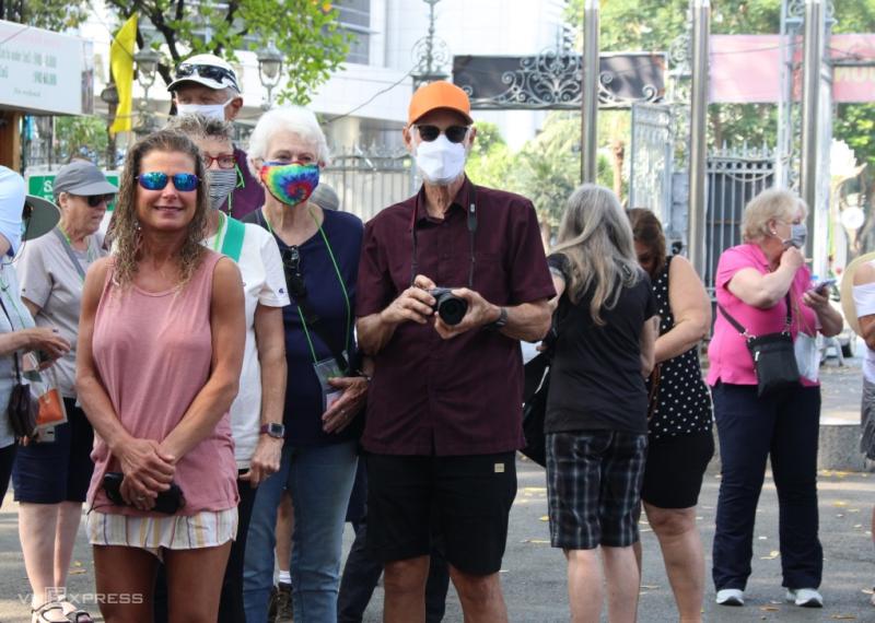 Đoàn khách quốc tế thăm Bảo tàng Lịch sử tại TP HCM ngày 8/4. Ảnh: Huỳnh Nhi