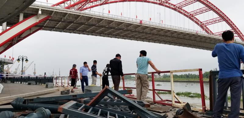 Đoạn bờ kè, lan can dài 15m ngay chân cầu Hoàng Văn Thụ đang được nhà chức trách Hải Phòng khắc phục tạm thời sau sự cố tàu biển Outrivaling 3 chở hàng rời quốc tịch Trung Quốc đang trên đường vào cảng Hoàng Diệu va chạm làm hư hỏng vào chiều qua. Ảnh: Giang Chinh