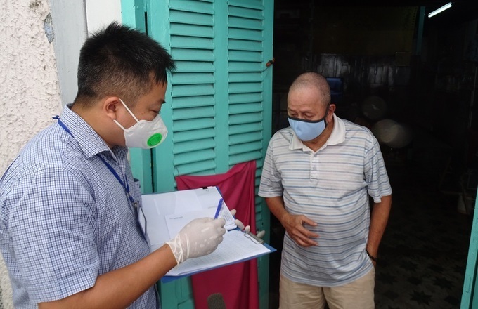 Người khó khăn do dịch ở phường Đa Kao, quận 1, được chính quyền hỗ trợ, tháng 7/2021. Ảnh: Hà An