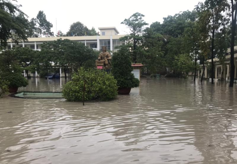 Sân trường THPT Nguyễn Hữu Cảnh ngập sâu, có nơi cao hơn mét. Ảnh: Thái Hà