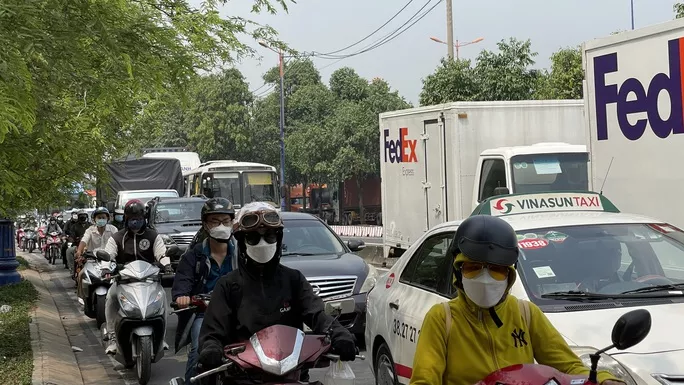TP HCM: Cửa ngõ giao thông phía Đông ùn ứ từ sáng tới trưa - Ảnh 1.