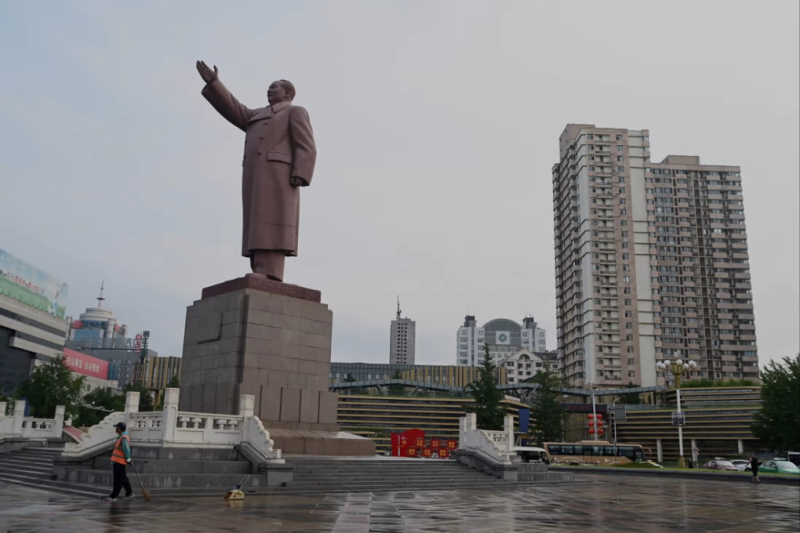 Nhân viên vệ sinh tại quảng trường ở thành phố Đan Đông trong thời gian phong tỏa. Ảnh: AFP.