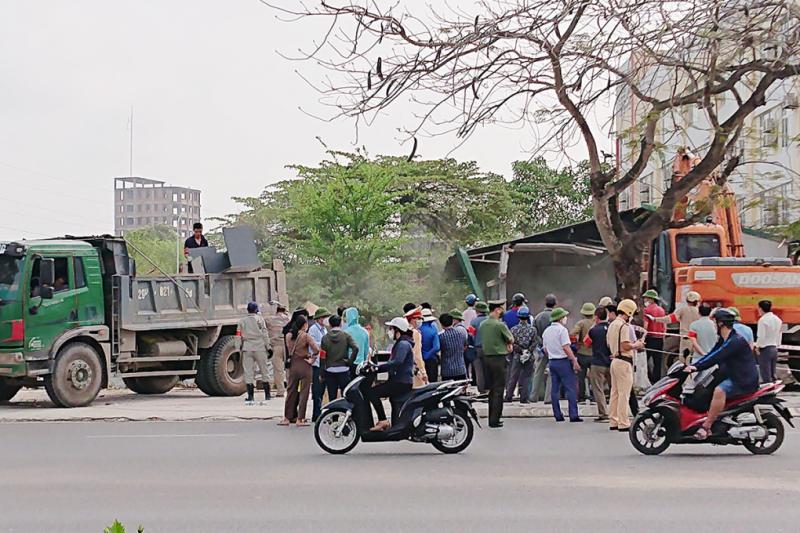 Các lực lượng chức năng quận Hải An cưỡng chế, thu hồi 9165m2 đất được thành phố cho công ty Duy Hưng thuê xây dựng Trung tâm thương mại và khách sạn cao cấp nhưng chủ đầu tư không thực hiện xây dựng, bỏ hoang 14 năm. Ảnh: Giang Chinh
