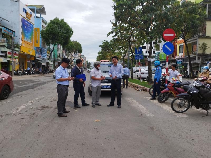 Sở GTVT TP.Cần Thơ phối hợp cùng các đơn vị có liên quan đã đi kiểm tra các tuyến đường bị đào xới trong nội ô quận Ninh Kiều. Ảnh: Tạ Quang.
