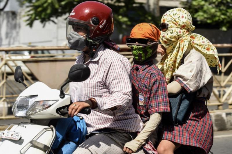 Người dân che mặt tránh nóng trên đường phố Amritsar, bang Punjab, tây bắc Ấn Độ, hôm 26/4, khi nhiệt độ cao nhất lên tới 45 độ C. Ảnh: AFP