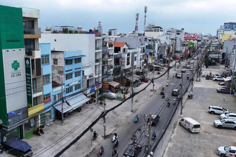 Mặt bằng tại khu vực vòng xoay Dân Chủ đã bàn giao từ giữa năm ngoái. Nơi này sẽ xây dựng ga ngầm quy mô lớn trong tương lai. Ảnh: Anh Tú