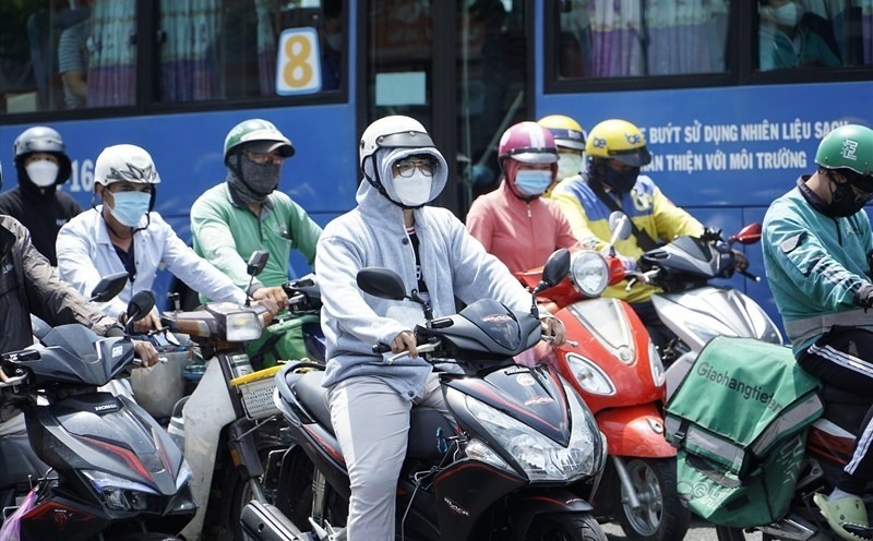 Những ngày nắng nóng, khi ra đường bạn nên sử dụng quần áo sáng màu vì chúng ít hấp thụ nhiệt và khiến bạn cảm thấy mát mẻ hơn. Ảnh minh họa
