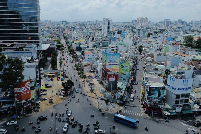 Mặt bằng ở gần công viên Lê Thị Riêng (quận 10) và Tao Đàn (quận 1) được rào kín, bên trong nhiều máy móc để di dời hạ tầng kỹ thuật gồm các công trình điện, nước, viễn thông...