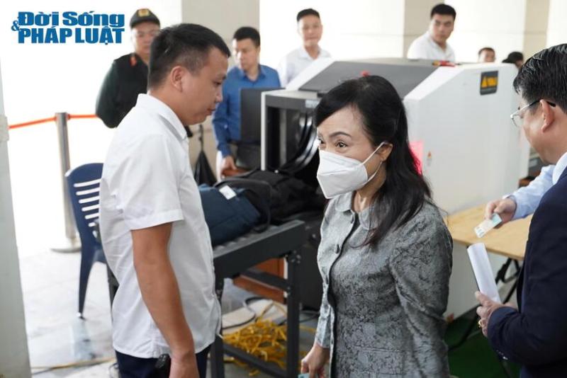 Cận cảnh cựu Bộ trưởng Nguyễn Thị Kim Tiến đến hầu tòa.