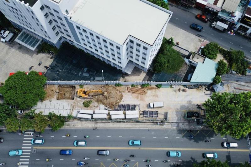 Nhà thầu huy động máy móc và công nhân làm việc “3 ca 4 kíp“, cả ngày lẫn đêm những khu vực sau khi có mặt bằng. Ảnh: Anh Tú 