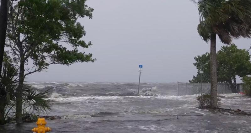 Bão Milton đổ bộ bang Florida, sức gió lên đến 193km/h - Ảnh 2. Bão Milton giảm cấp nhưng vẫn rất nguy hiểm - Ảnh 4.