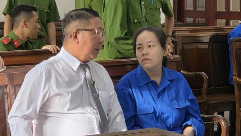 Bích trao đổi với luật sư bào chữa trước phiên tòa.