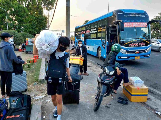Xe dù lộng hành, giá vé xe Tết tăng vọt ở TPHCM