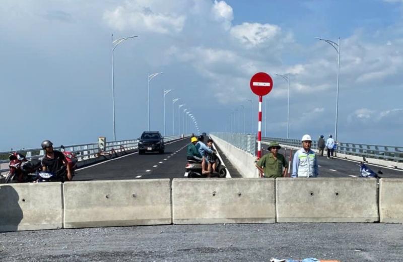Đơn vị thi công chắn phương tiện lưu thông qua cầu Đại Ngãi vào chiều ngày 3.8. Ảnh: Phương Anh