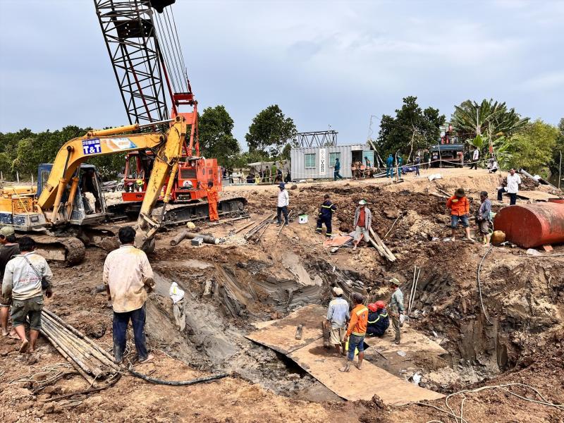 Hiện trường nơi cháu bé Thái Lý Hạo Nam rơi xuống trụ bêtông sâu 35m. Ghi nhận vào 1.1.2023. Ảnh: Duy Anh