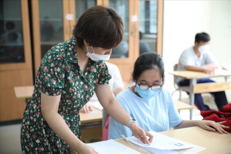 Học sinh tham dự kỳ thi tuyển sinh lớp 10 năm học 2023-2024 tại Hà Nội. Ảnh: Vân Trang
