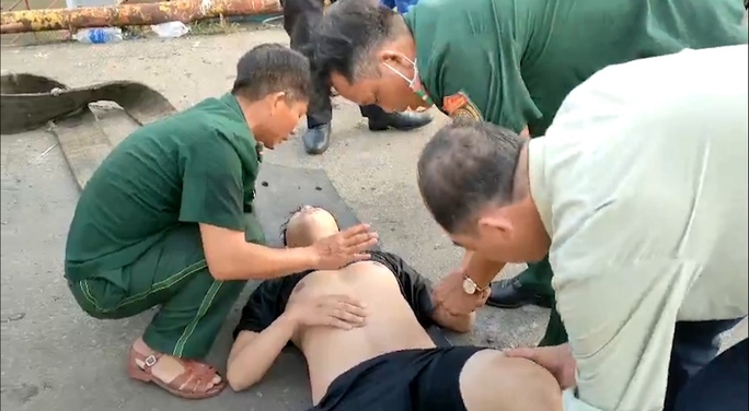Kịp thời cứu sống nam thanh niên rơi từ cầu Phú Mỹ - Ảnh 1. Kịp thời cứu sống nam thanh niên rơi từ cầu Phú Mỹ - Ảnh 1.
