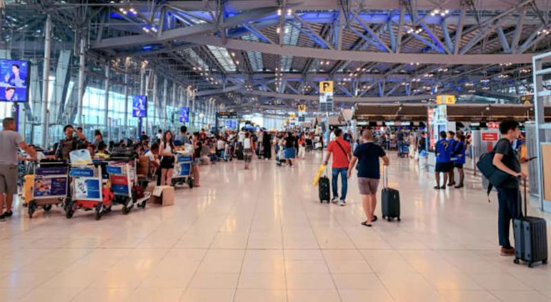 Du khách quốc tế trên sảnh khởi hành của sân bay Suvarnabhumi ở Bangkok. Ảnh: Thaiger