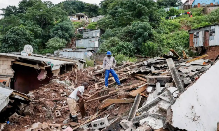 Người dân tìm kiếm tài sản từ những ngôi nhà bị phá hủy ở thành phố cảng Durban sau lũ lụt và sạt lở đất. Ảnh: AFP.
