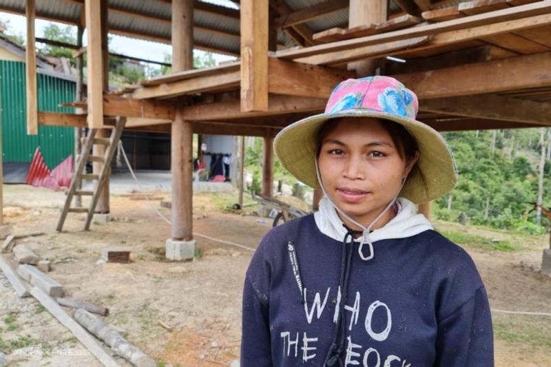 Chị Y Long tỏ ra lo lắng sau trận động đất 4,5 độ richter. Ảnh: Trần Hoá