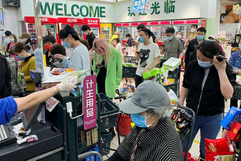 Người dân Bắc Kinh, Trung Quốc đổ xô mua hàng tại một siêu thị hôm 24/4. Ảnh: Reuters.