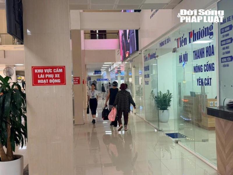 Hành khách mua vé tại quầy bến xe để đảm bảo quyền lợi và an toàn.