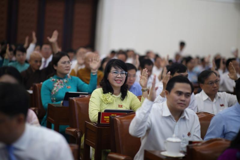 Đại biểu HĐND TPHCM biểu quyết tán thành việc hợp nhất với Bình Dương, Bà Rịa - Vũng Tàu. Ảnh: Hà Khánh