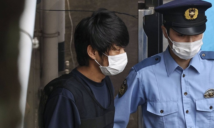 Nghi phạm Tetsuya Yamagami tại một đồn cảnh sát ở thành phố Nara hôm 10/7. Ảnh: Kyodo News.
