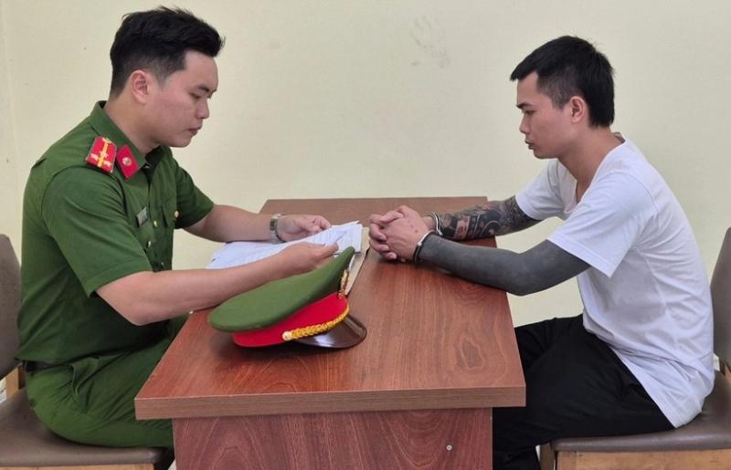 Công an lấy lời khai Lê Anh Điệp  chủ kênh TikTok “Tàng Keng Ông Trùm”. Ảnh: Dân Trí.