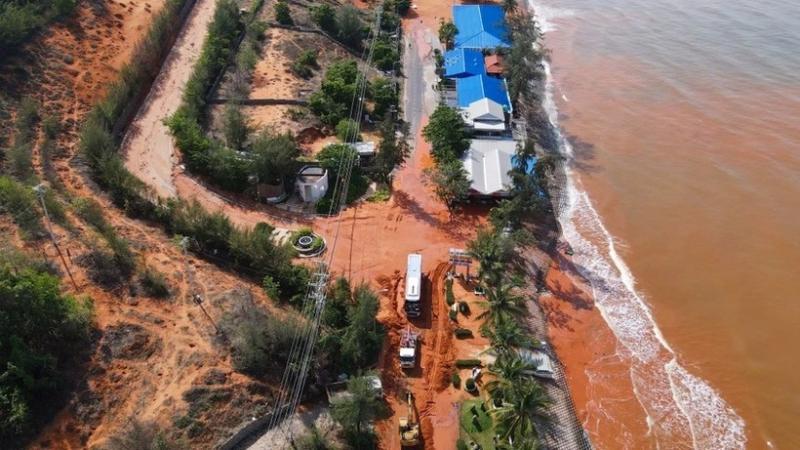 Bùn cát tại dự án Sentosa đổ xuống đường Huỳnh Thúc Kháng, Mũi Né. (Ảnh: PLO)