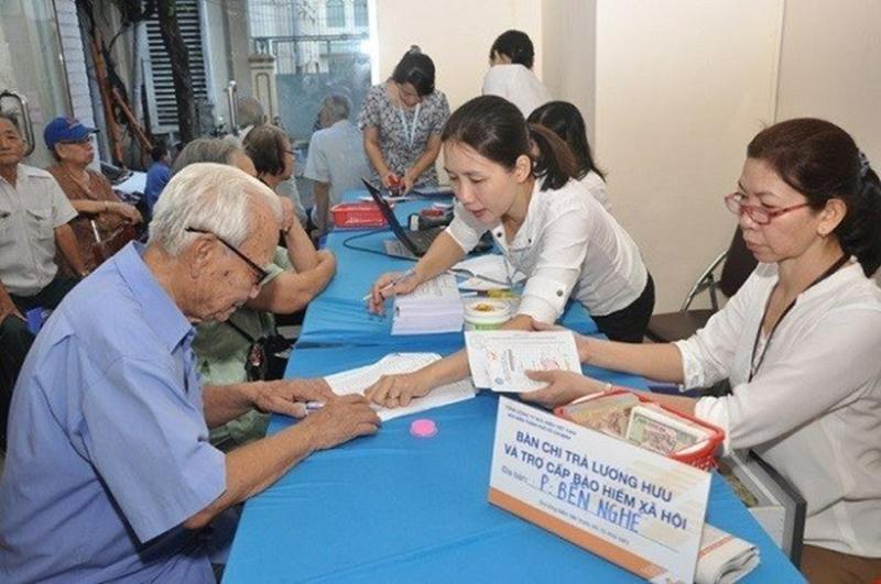 TP.HCM khuyến khích người dân nhận lương hưu qua tài khoản ngân hàng. Ảnh minh họa.