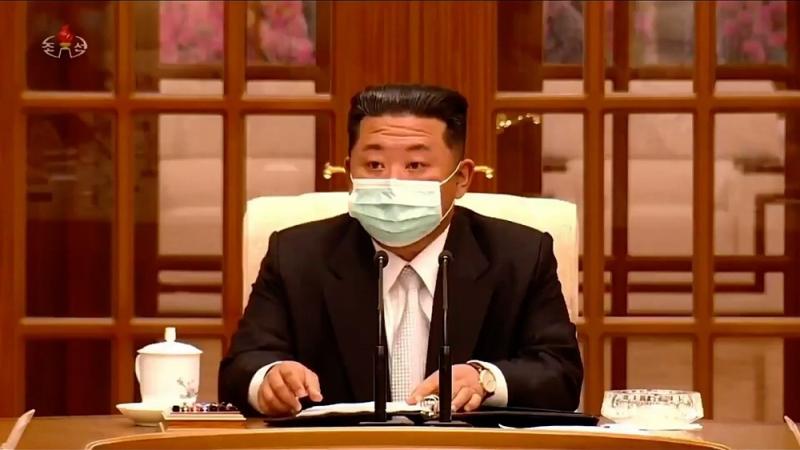 Lãnh đạo Triều Tiên Kim Jong-un chủ trì cuộc họp Bộ chính trị Ban chấp hành Trung ương đảng Lao động Triều Tiên về ứng phó dịch Covid-19 hôm 12/5. Ảnh: Reuters.
