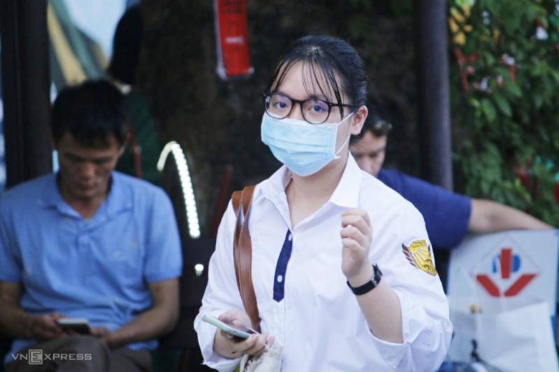 Thí sinh dự thi vào trường THPT chuyên Ngoại ngữ, sáng 4/6. Ảnh: Thanh Hằng