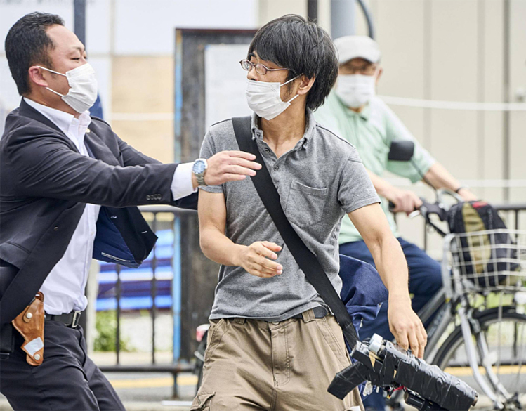 Cận vệ của cựu thủ tướng Shinzo Abe (trái) lao tới khống chế nghi phạm Tetsuya Yamagami tại thành phố Nara, Nhật Bản ngày 8/7. Ảnh: Kyodo.