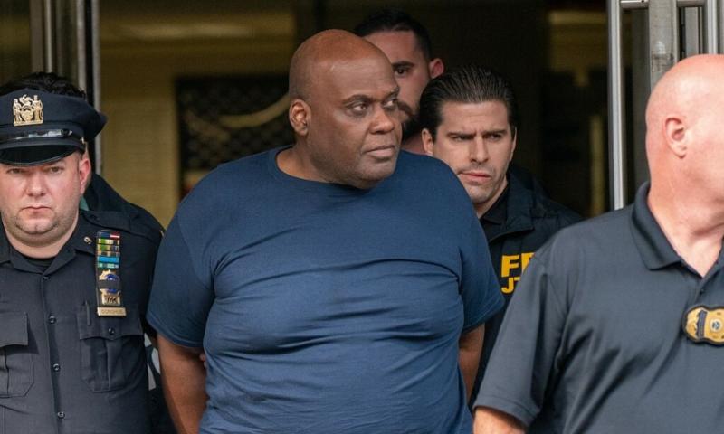 Cảnh sát New York và đặc vụ FBI áp giải nghi phạm Frank James (áo xanh) ngày 13/4. Ảnh: AFP.