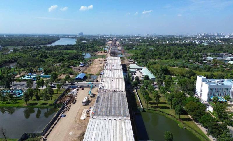 Thi công Vành đai 3 trên cao qua TP Thủ Đức.  Ảnh: Minh Quân