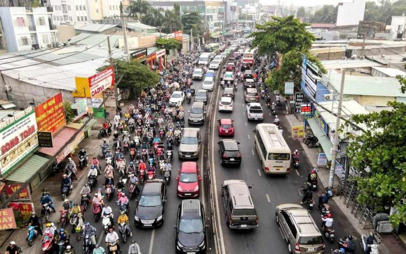 Quốc lộ 13 sẽ được mở rộng lên 53 - 60m giúp giảm kẹt xe. Ảnh: Anh Tú