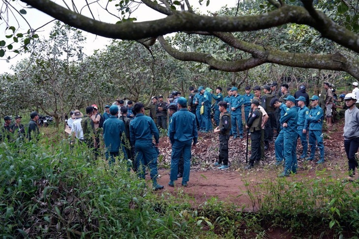Hàng trăm cán bộ chiến sĩ và các lực lượng được huy động truy bắt nghi phạm thực hiện vụ thảm sát ở xã Đăk Nhau, tỉnh Đồng Nai. Ảnh: Tuổi Trẻ